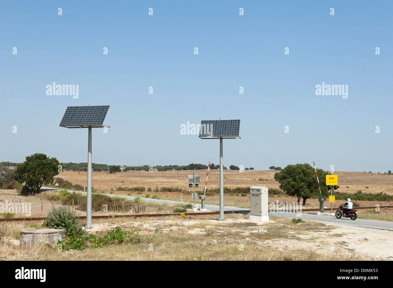 Zwei Solarzellen Stromversorgung eine automatische Eisenbahn-Kreuzung, Alentejo, Portugal Stockfoto