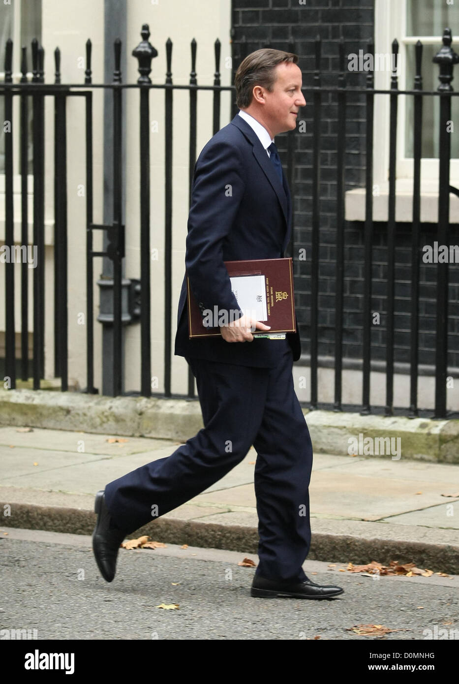 DAVID CAMERON, britischer Premierminister kommt an der DOWNING STREET LONDON ENGLAND UK 28. November 2012 Stockfoto