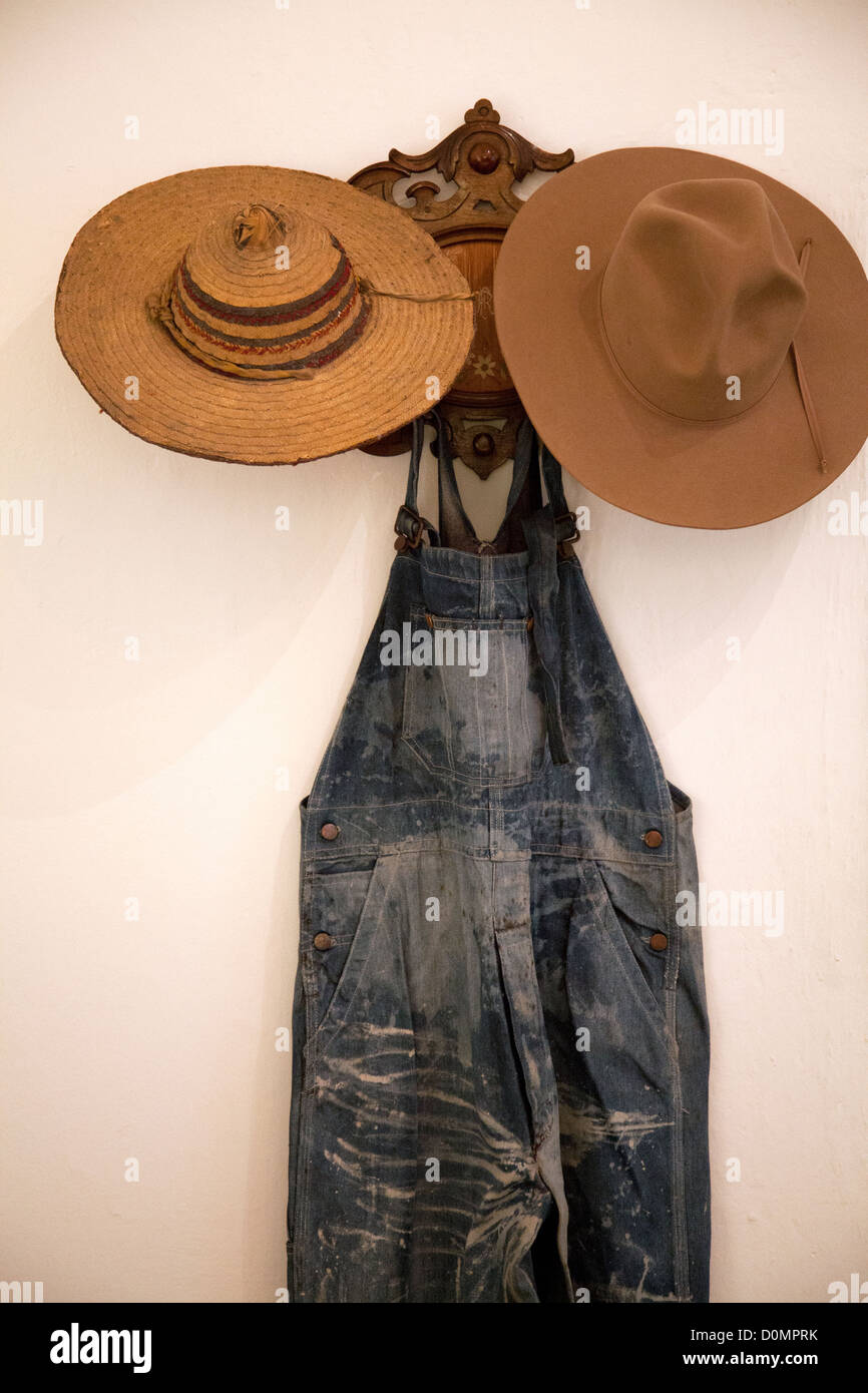 Museo Frida Kahlo, Schlafzimmer Innenraum mit Riveras Hüte und insgesamt hängen an Haken in Coyoacan in Mexiko-Stadt DF Stockfoto