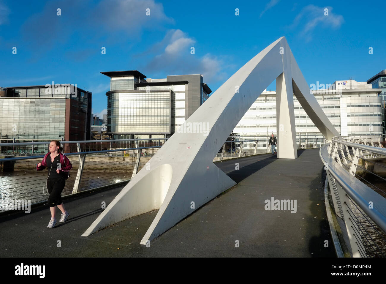 Tradeston Steg oder lokal genannt Squiggly Brücke über den River Clyde in Glasgow Schottland, Vereinigtes Königreich Stockfoto