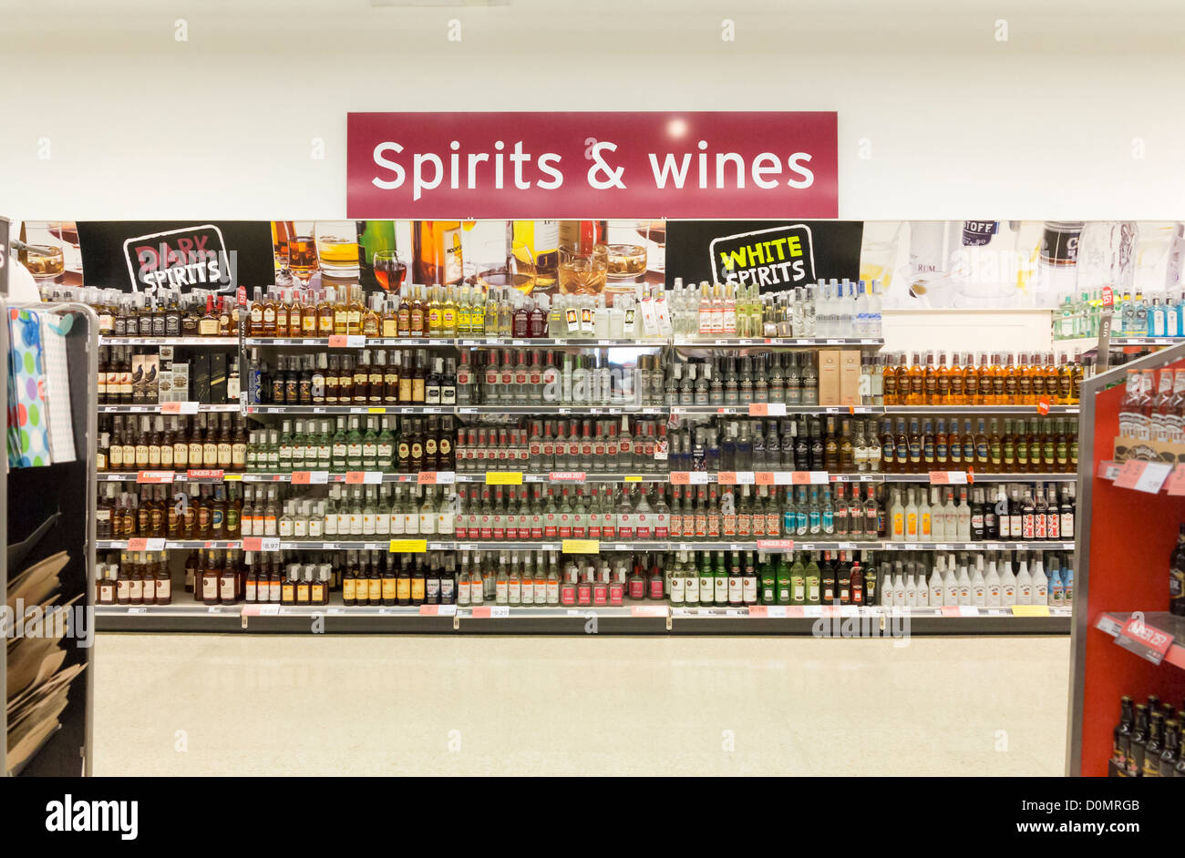 Weine und Spirituosen-Display in einem Supermarkt, UK Stockfoto