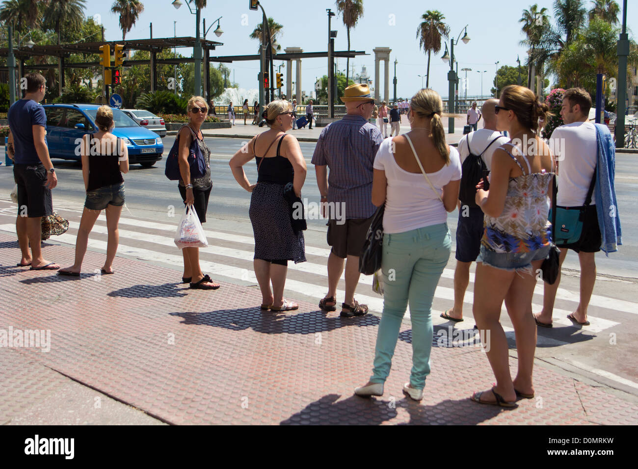 Fußgänger warten Hauptstraße Malaga Spanien überqueren Stockfoto