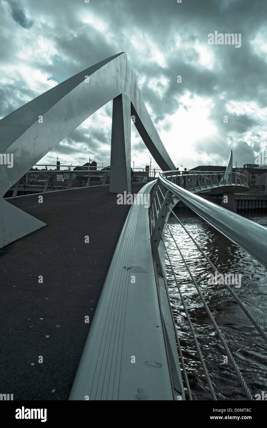Tradeston Steg oder lokal genannt Squiggly Brücke über den River Clyde in Glasgow Schottland, Vereinigtes Königreich Stockfoto