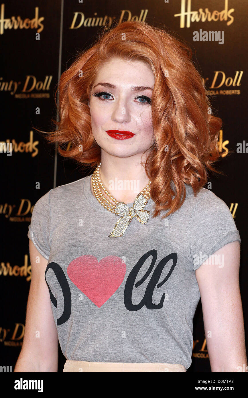Nicola Roberts startet ihre Kosmetiklinie zierliche Puppe an Harrods in London, England - 24.08.10 Stockfoto