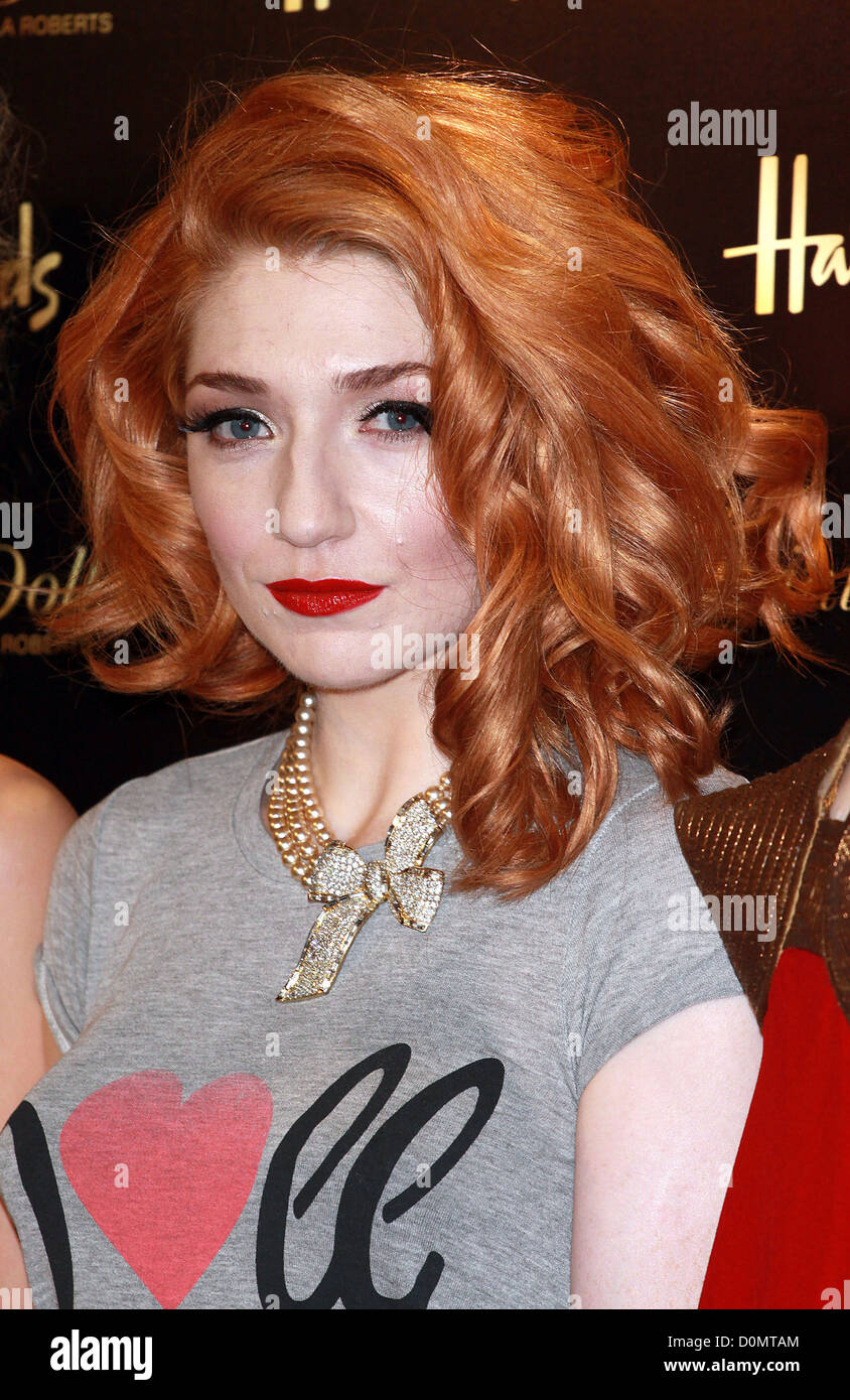 Nicola Roberts startet ihre Kosmetiklinie zierliche Puppe an Harrods in London, England - 24.08.10 Stockfoto