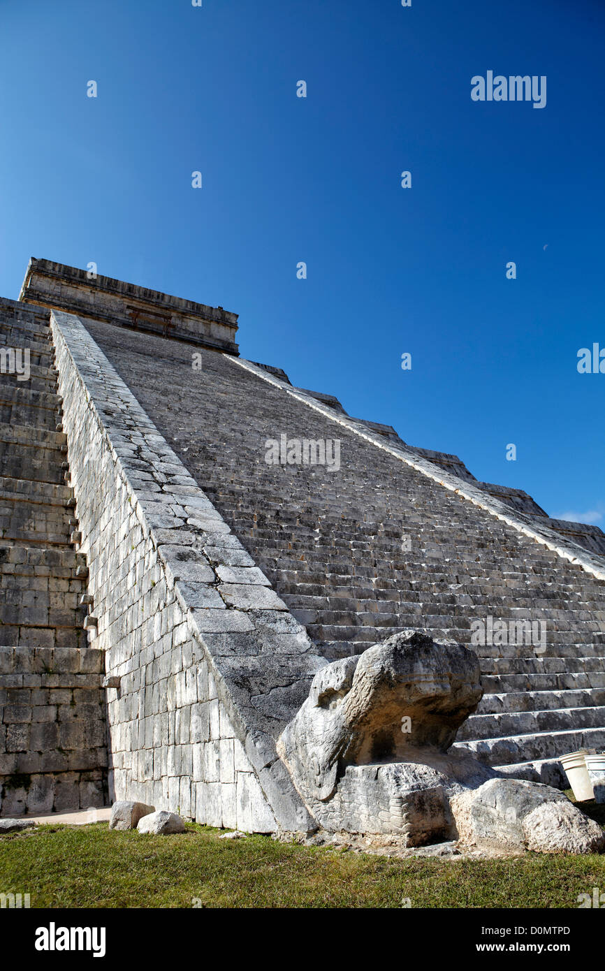 Kopf der Schlange auf der Nordseite des Tempels Kukulkan (Castillo De Kukulcan/El Castillo). Chichén Itzá Standort in Yucatan, Mexiko Stockfoto
