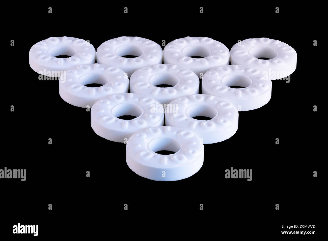 Polo Mints in einer dreieckigen Formation auf schwarzem Hintergrund isoliert Stockfoto