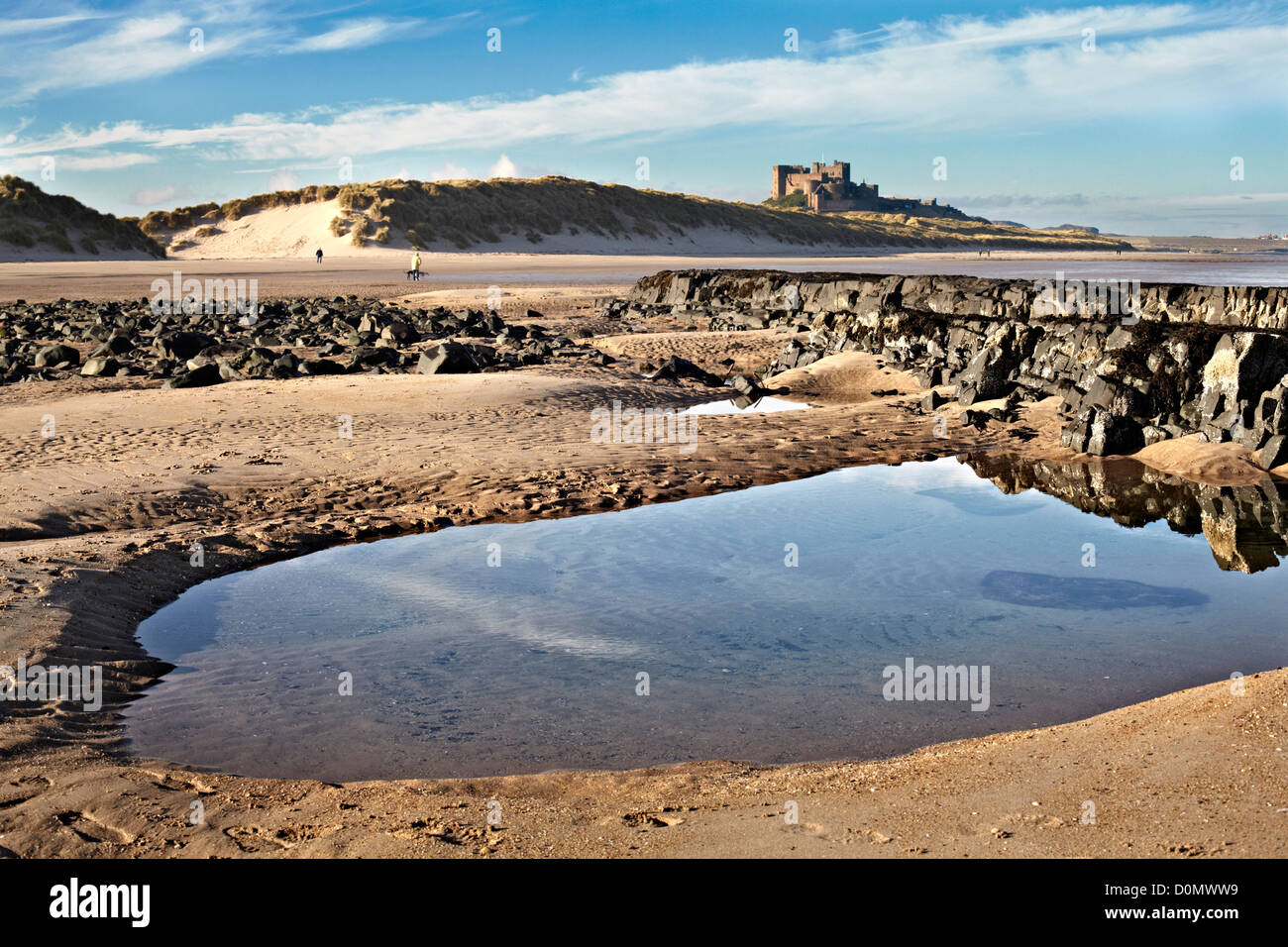 Strand unter Bamborough Castle. Northumberland Stockfoto