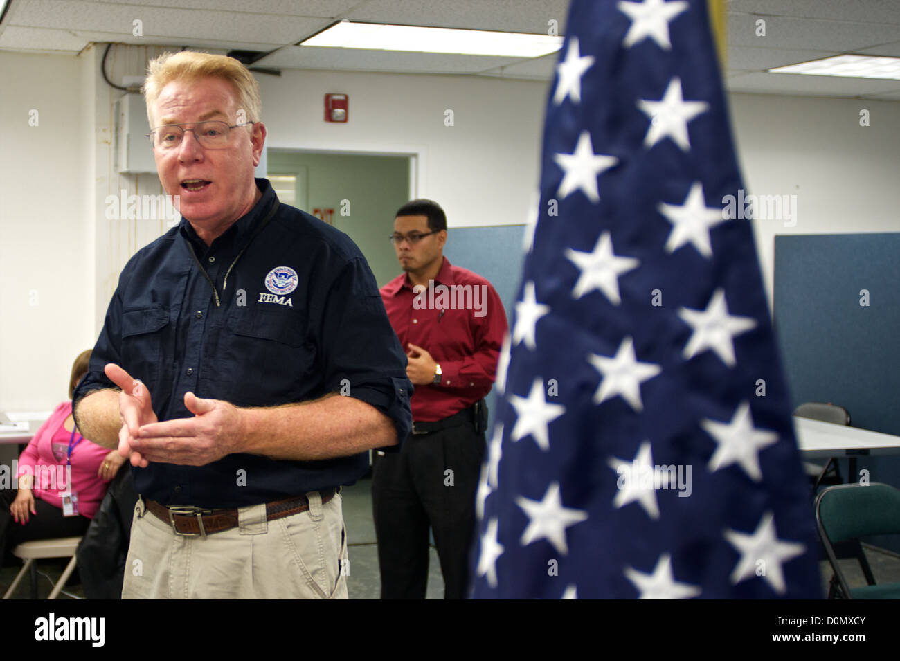 Federal Koordinierung Officer Michael Byrnes spricht mit FEMA lokale Mitarbeiter über ihre Arbeit, die Unterstützung der Bewohner in Hurrikan Sandy Stockfoto