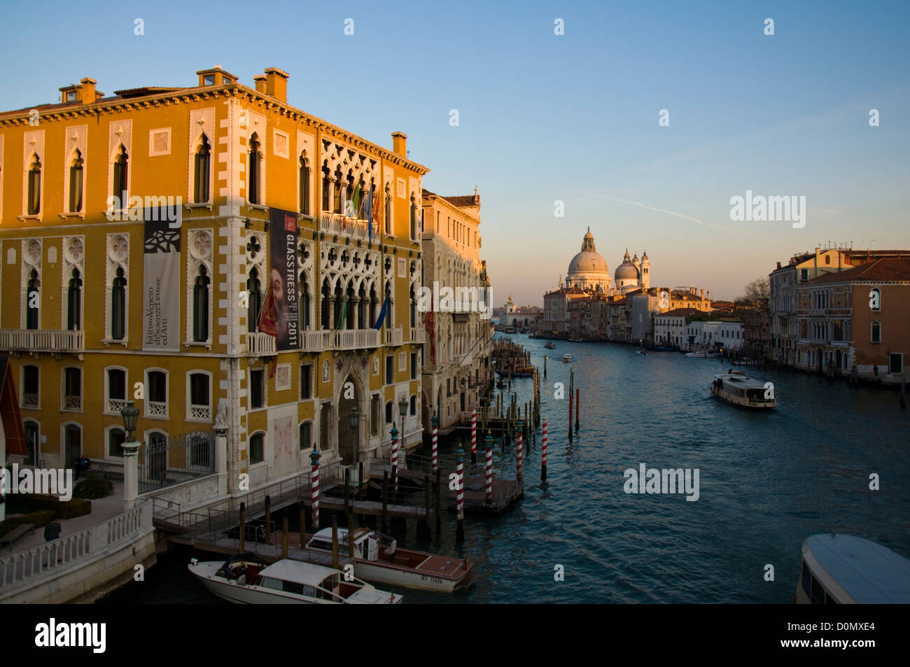 Abendlicht am Canal Grande mit Blick auf die Basilika di Santa Maria della Salute von Ponte della Accademia mit Palazzo Cavalli-Franchetti links Stockfoto