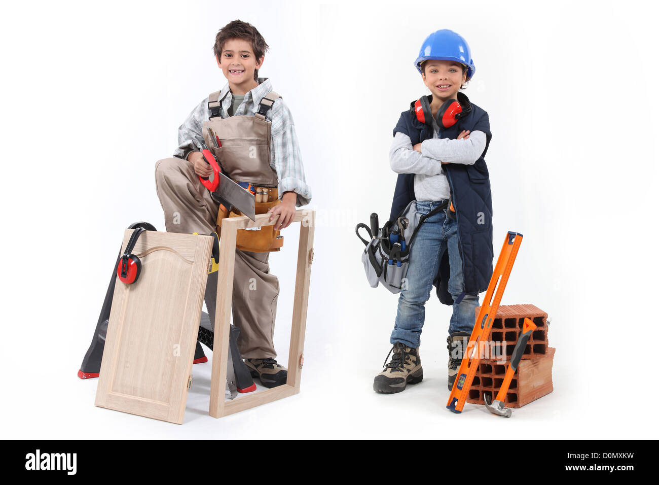 Zwei Kinder ausleben Erwachsene Trades - Zimmerei und Bau Stockfoto