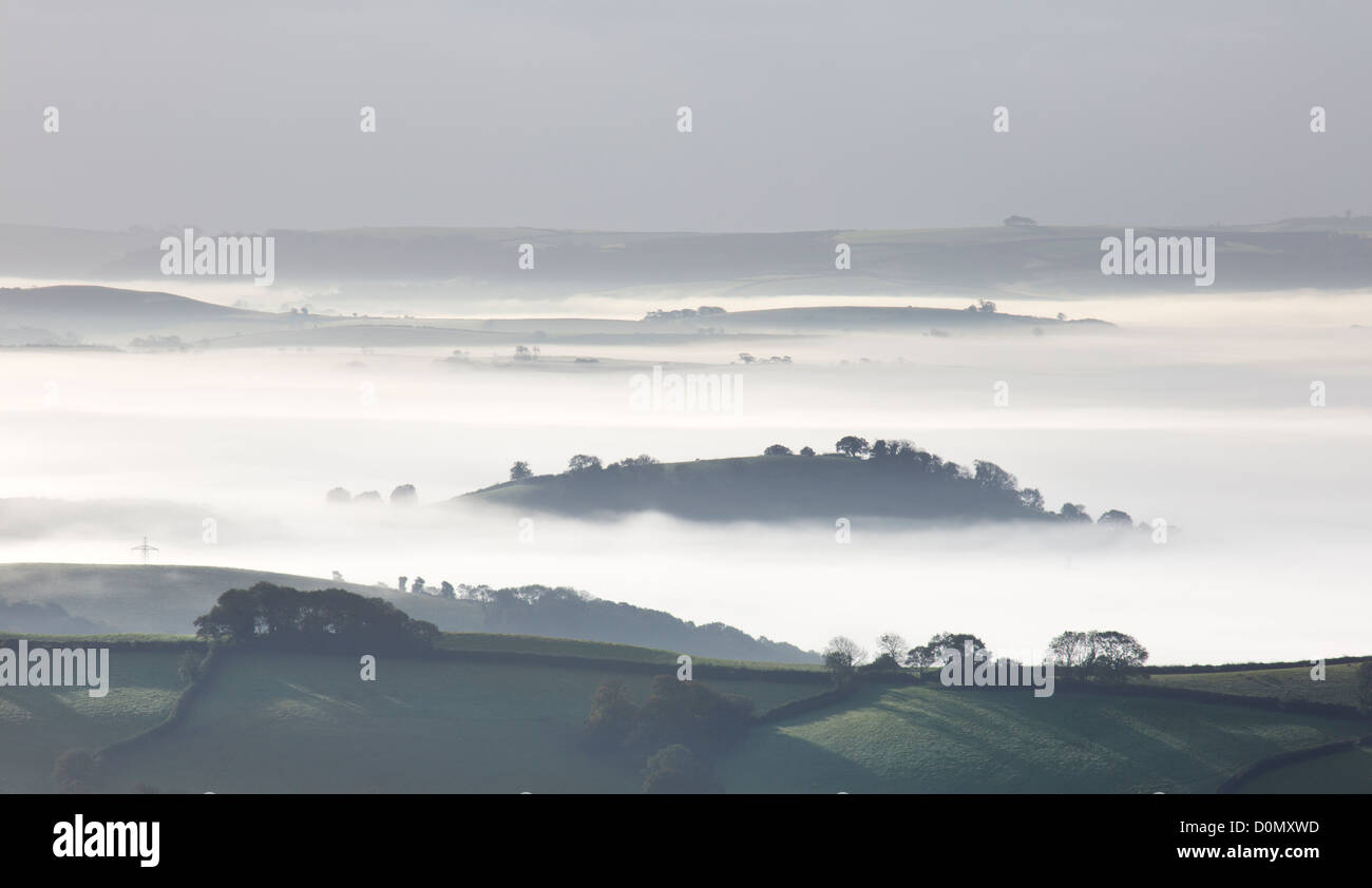 Nebel füllt die Täler im ländlichen South Devon Stockfoto