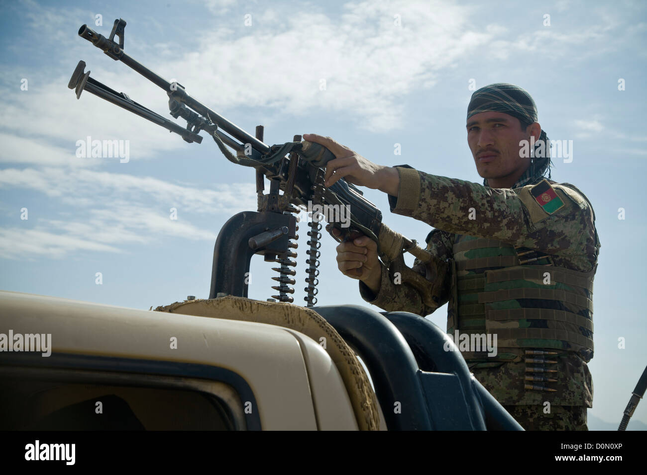 Eine afghanische nationale Armee Soldat erhält Sicherheit während Dorf Stabilisierungsoperationen mit Koalitionstruppen in der Provinz Farah, Stockfoto