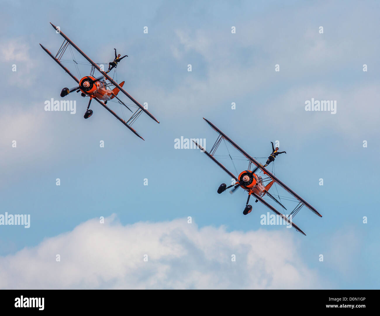 Anzeige von zwei Breitling-Doppeldecker fliegen's mit Flügel-Wanderer. Stockfoto