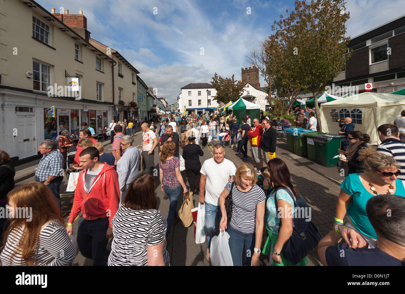Drängen Sie sich in der Straße bei Feinschmeckerfest Abergavenny, Wales, UK Stockfoto
