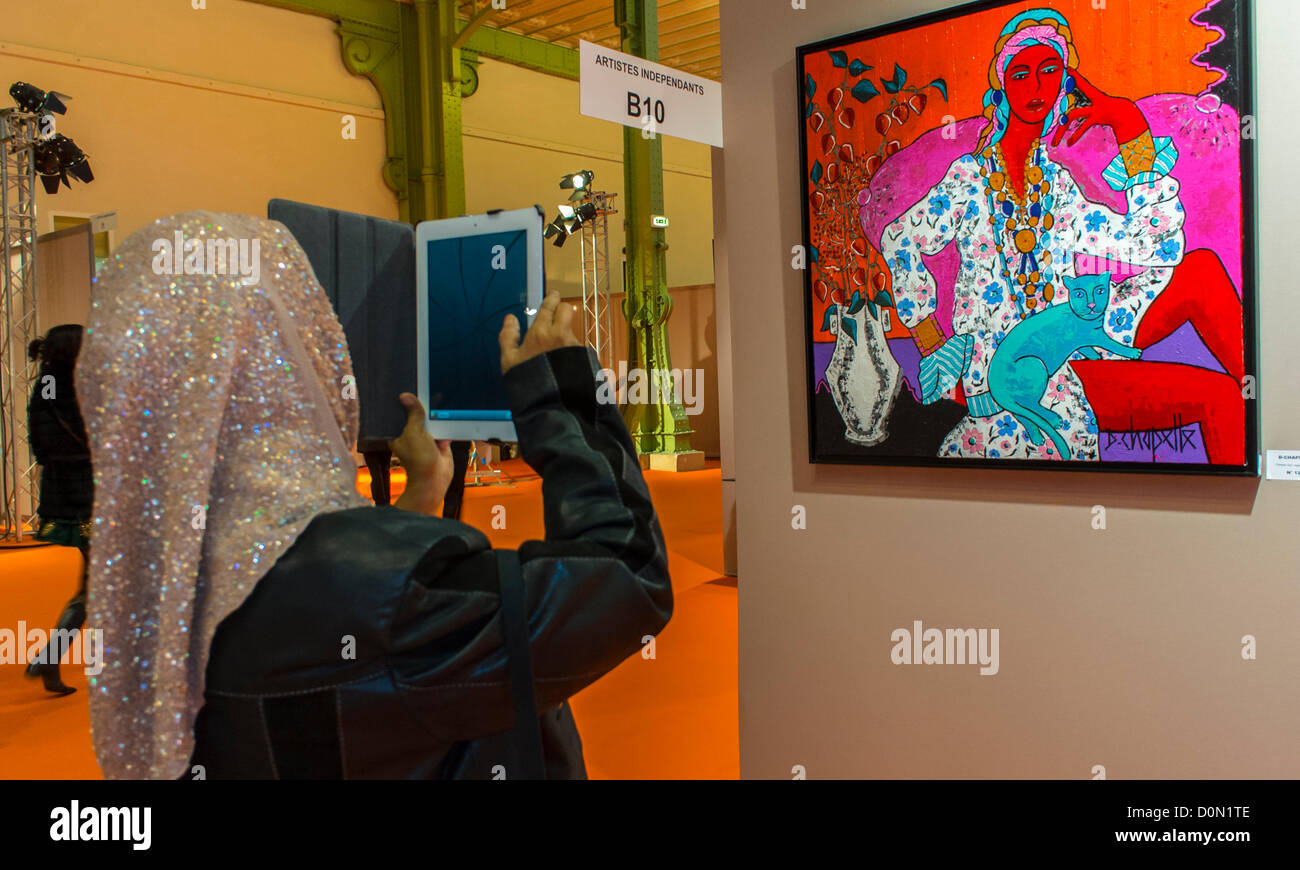 Paris, Frankreich, über die Schulter, arabische Frau von hinten, fotografiert mit dem IPAD in der Amateur Art Show, 'Art en Capital', 'Salon des Artistes Franzais', im Grand Palais, muslimische frankreich Galerie Stockfoto