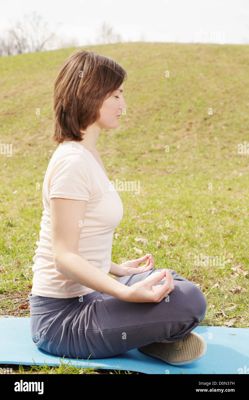 Entspannt in Yoga-Pose sideview Stockfoto