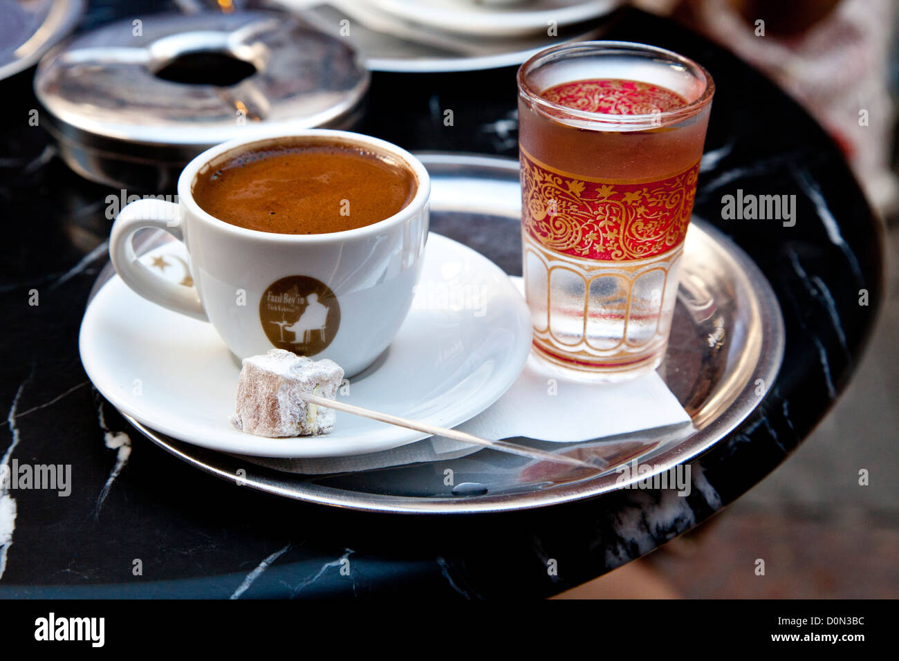 Türkischen Kaffee mit einem Stück Lokum in Kadıköy Stadtteil von Istanbul, Türkei. Stockfoto
