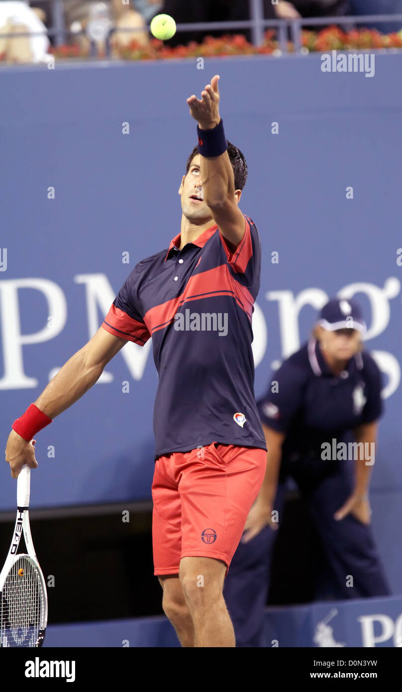 Novak Djokovic (SRB) während seine Männer Singles match gegen Philipp Petzschner (GER) am 4. Tag der 2010 US Open tennis Stockfoto