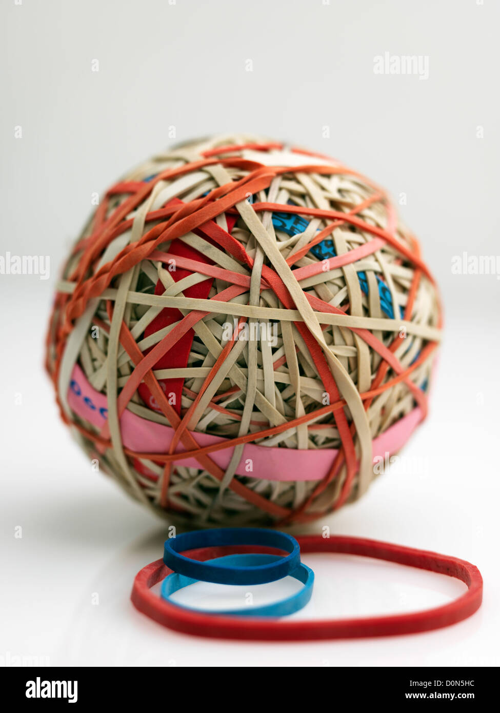Gummiband-Ball, Kugel, bestehend aus Gummibänder übereinander gewickelt  Stockfotografie - Alamy