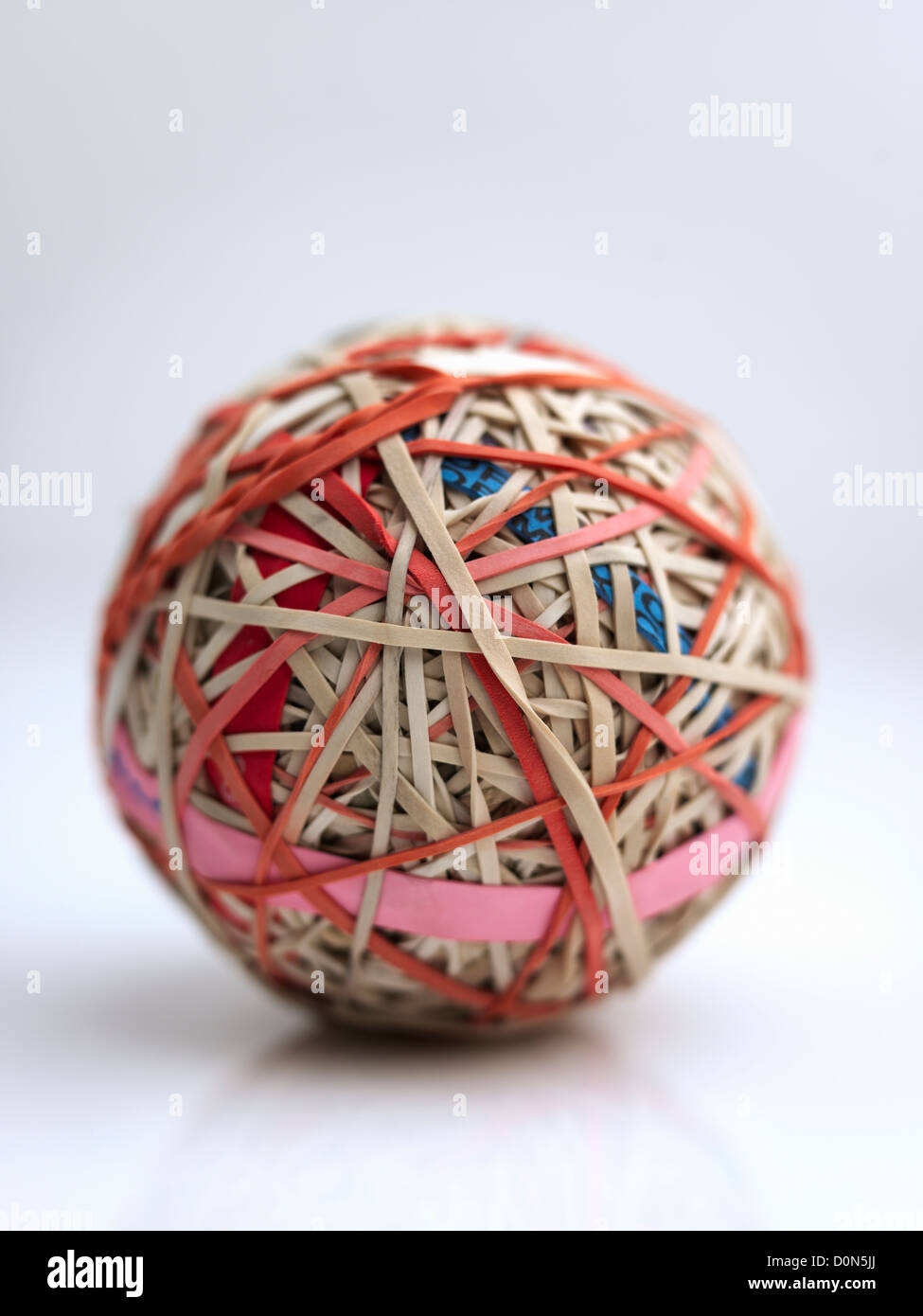 Gummiband-Ball, Kugel, bestehend aus Gummibänder übereinander gewickelt Stockfoto