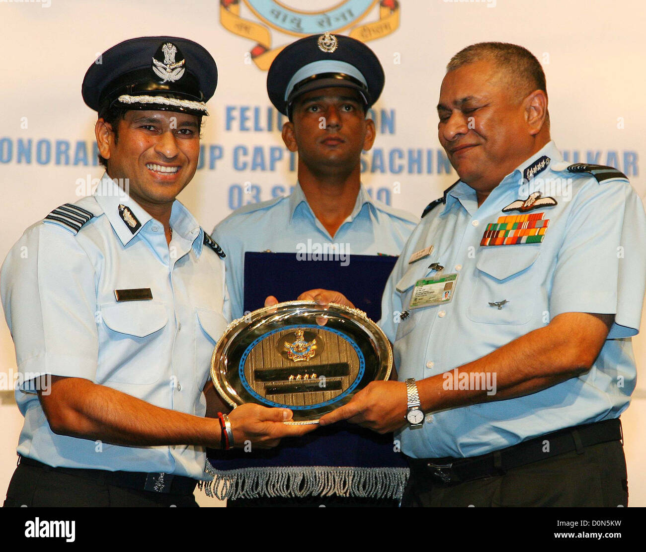 Sachin Tendulkar beschäftigt Rang eines Hauptmanns Gruppe übertragenen Cricketer Sachin Tendulkar von Chef der indischen Luftwaffe Air Chief Stockfoto
