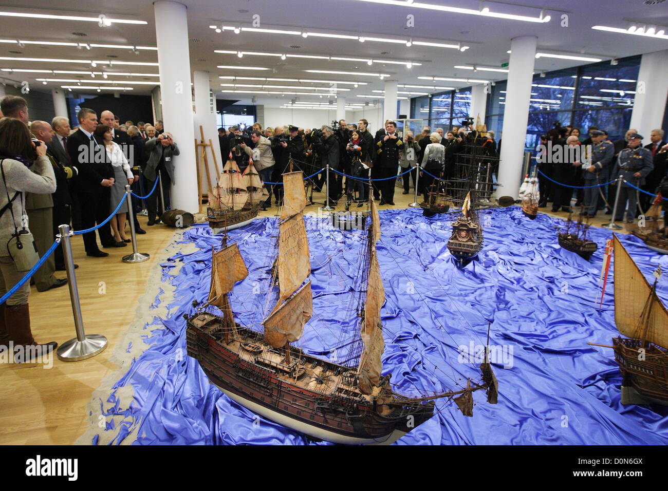 Gdynia, Polen 28. November 2012 Minister of Defence Tomasz Siemoniak (C) beteiligt sich an den Neubau des das Polnische Schifffahrtsmuseum in Gdynia feierlich eröffnet. Stockfoto