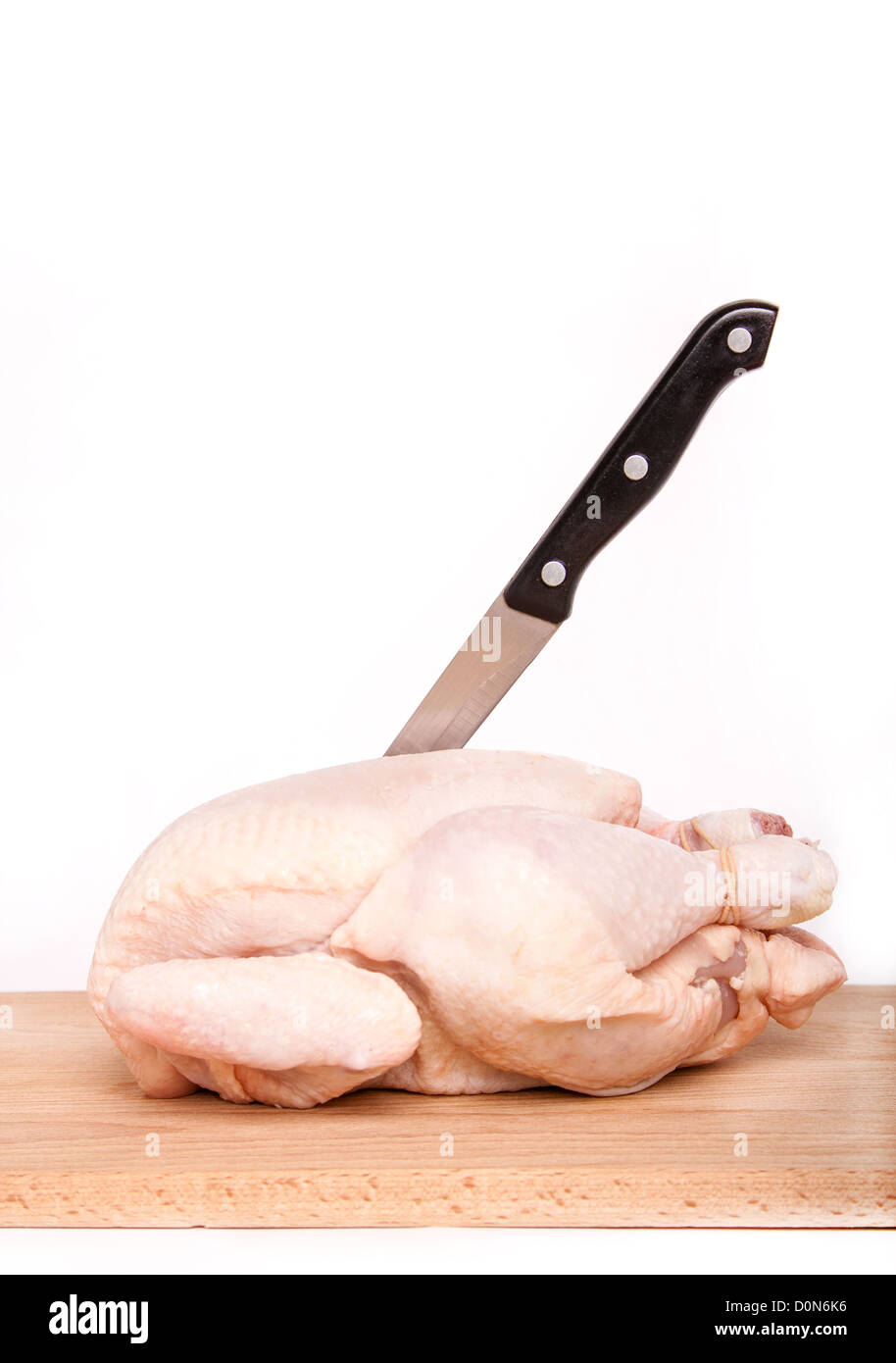 rohem rohem Hühnerfleisch mit Messer auf Holzplatte Stockfoto