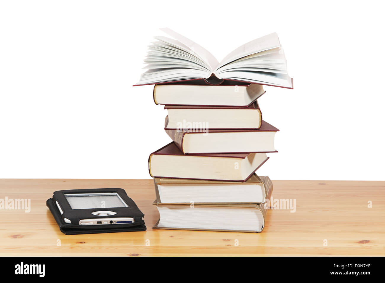 Ein Haufen Bücher und e-Book auf Holztisch vor einem weißen Hintergrund Stockfoto
