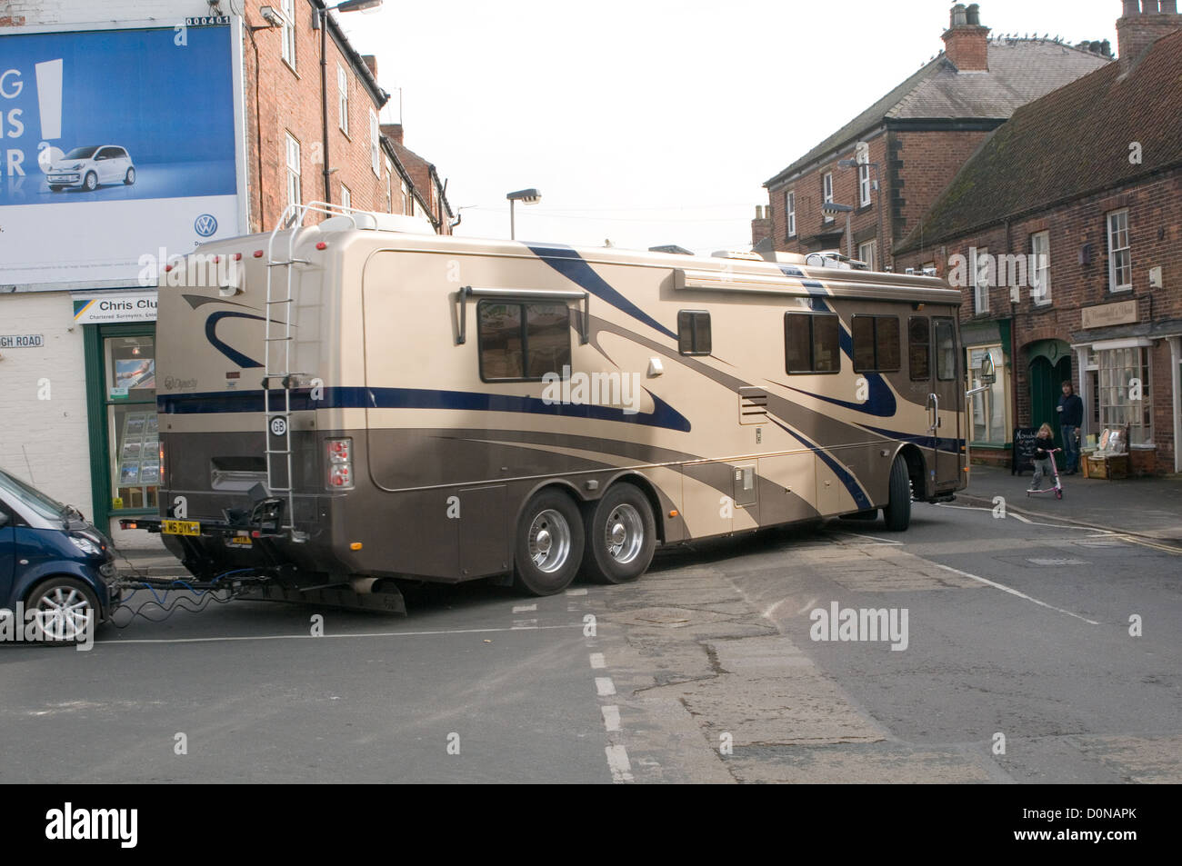 RV Wohnmobile Freizeitfahrzeuge Fahrzeuge Winnebago Wohnmobil van  Wohnmobile Camper vans groe groe groe Amerikaner in kleinen englischen  str Stockfotografie - Alamy