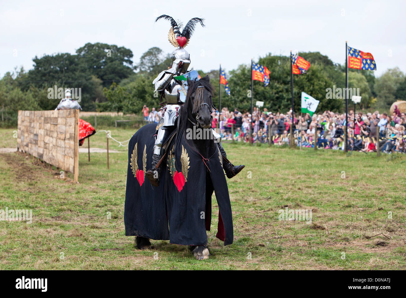 Historische Schauspieler und versierter Reiter Seán Francis George, alias Giorgio Azzopardi, bereit für waghalsige Ritterturniere Reenactment. Stockfoto