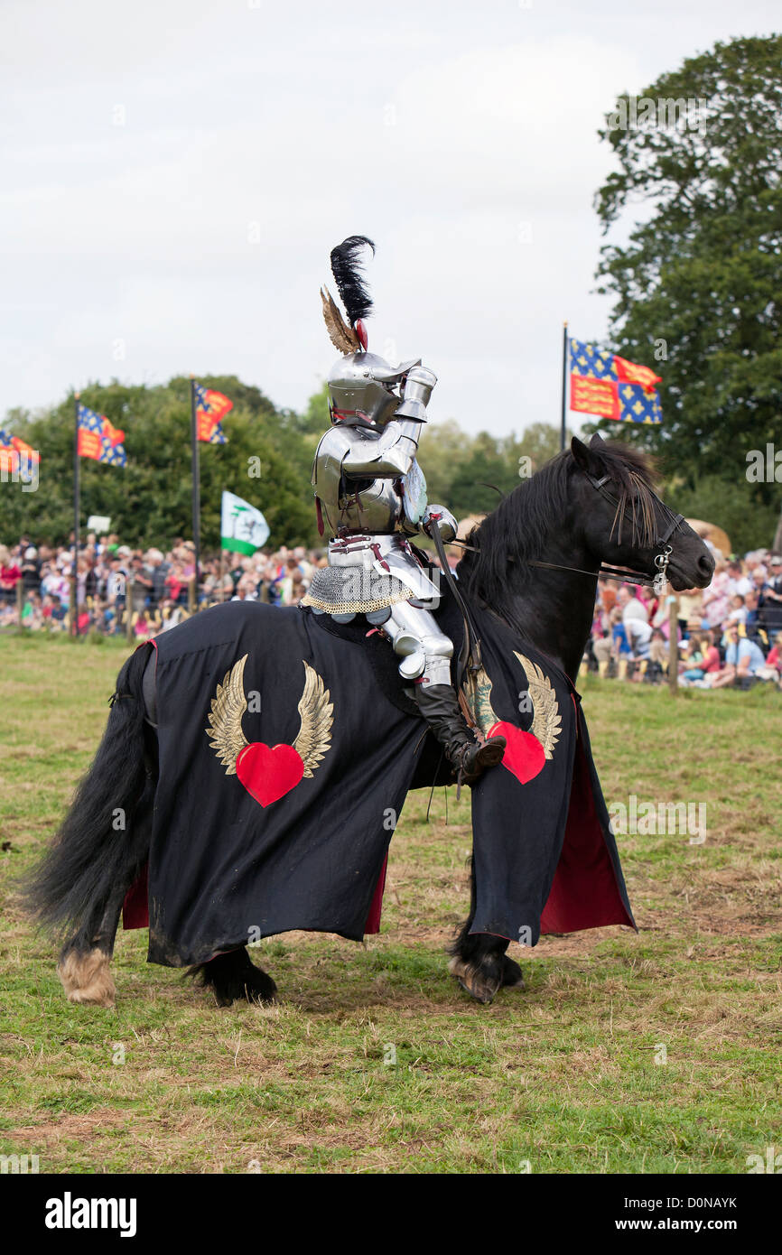Historische Schauspieler und versierter Reiter Seán Francis George, alias Giorgio Azzopardi, bereit für waghalsige Ritterturniere Reenactment. Stockfoto
