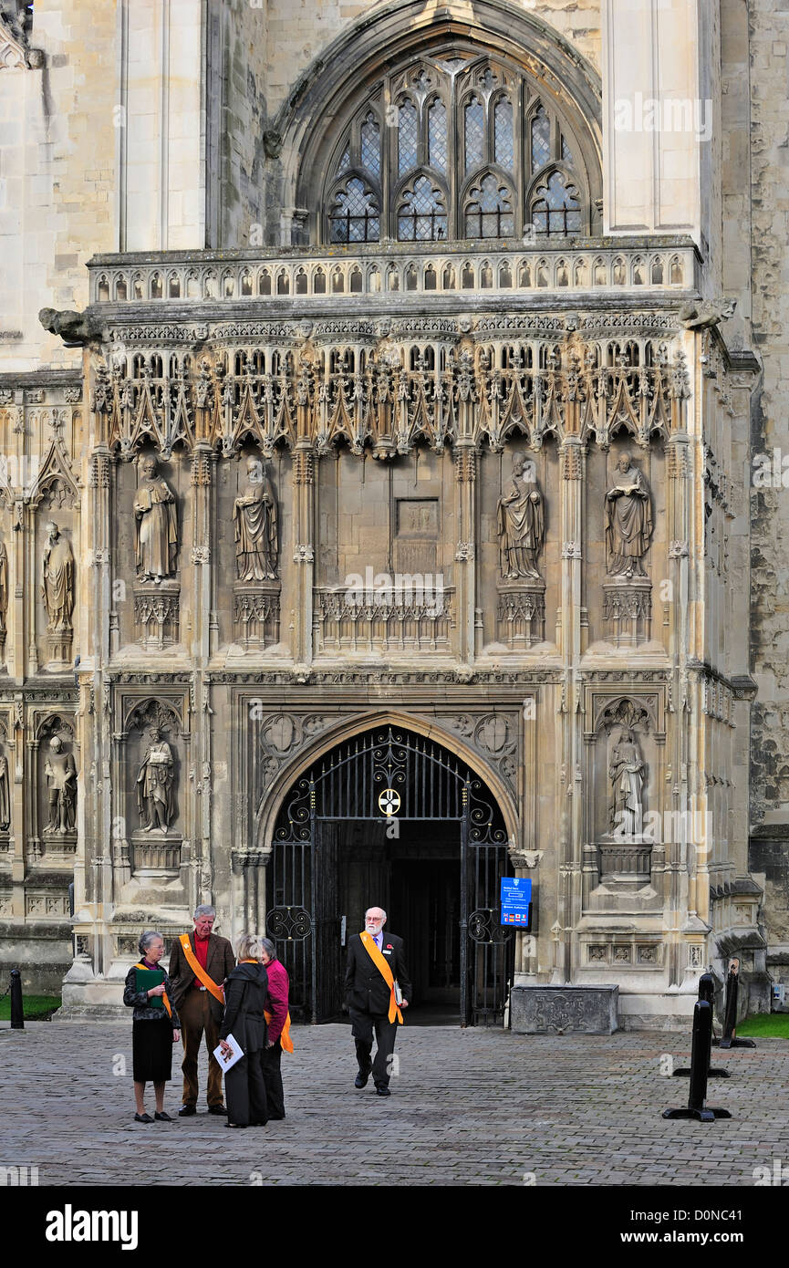 Touristische Führungen tragen orange Schärpen verlassen der Kathedrale von Canterbury in der mittelalterlichen Stadt Canterbury, Kent, England, UK Stockfoto