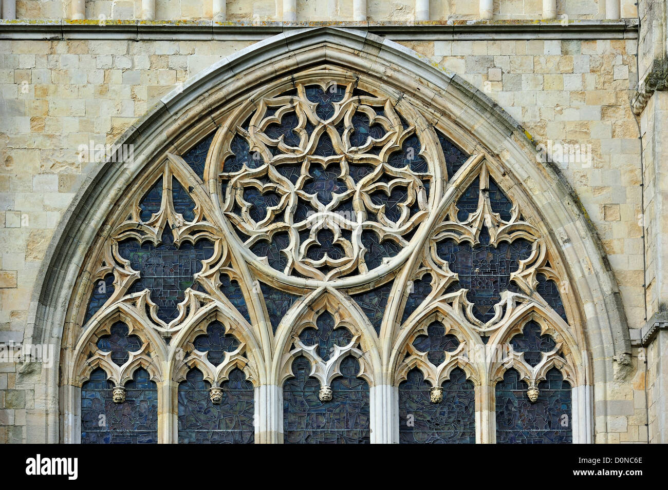 Bar-Maßwerk im gotischen Fenster der Kathedrale von Canterbury in der mittelalterlichen Stadt Canterbury, Kent, Südengland, Großbritannien Stockfoto