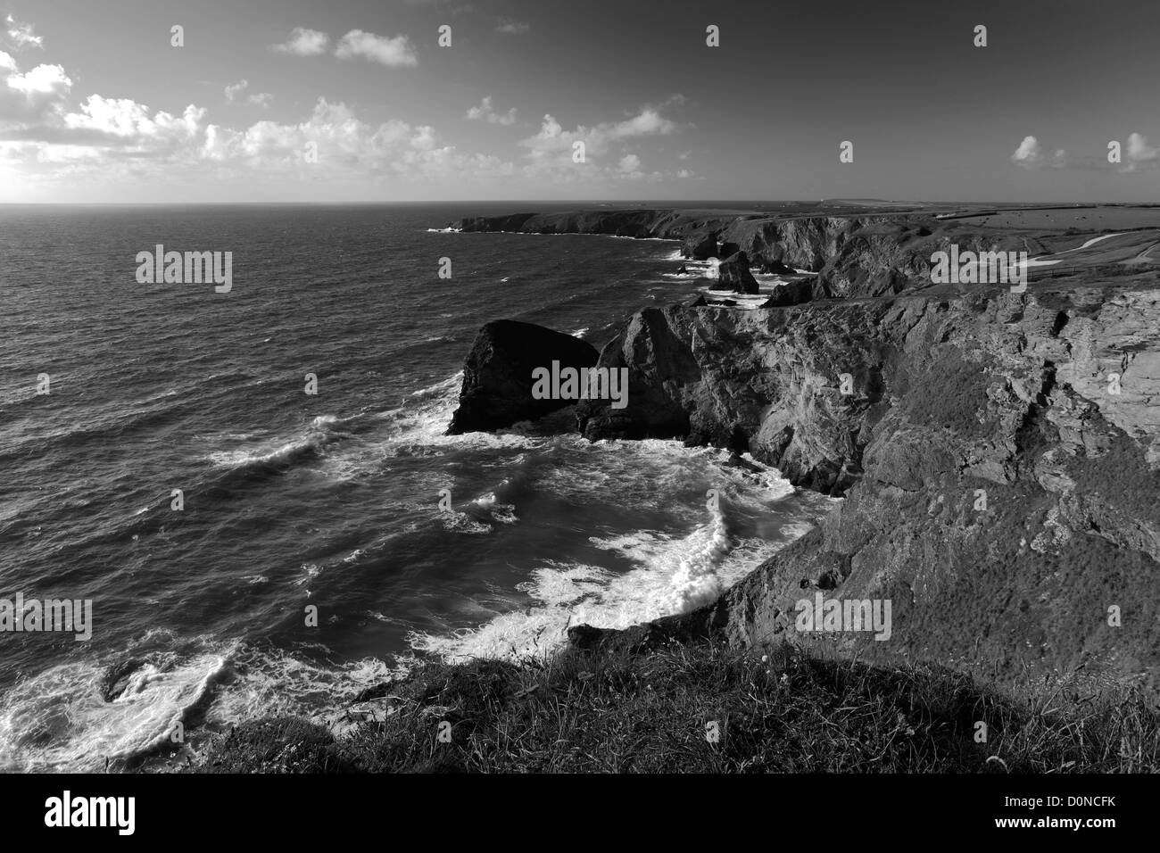 Schwarz / weiß-Panorama-Bild, Sommer am Bedruthan Steps Felsnadeln, Carnewas Insel, Cornwall County; England; UK Stockfoto