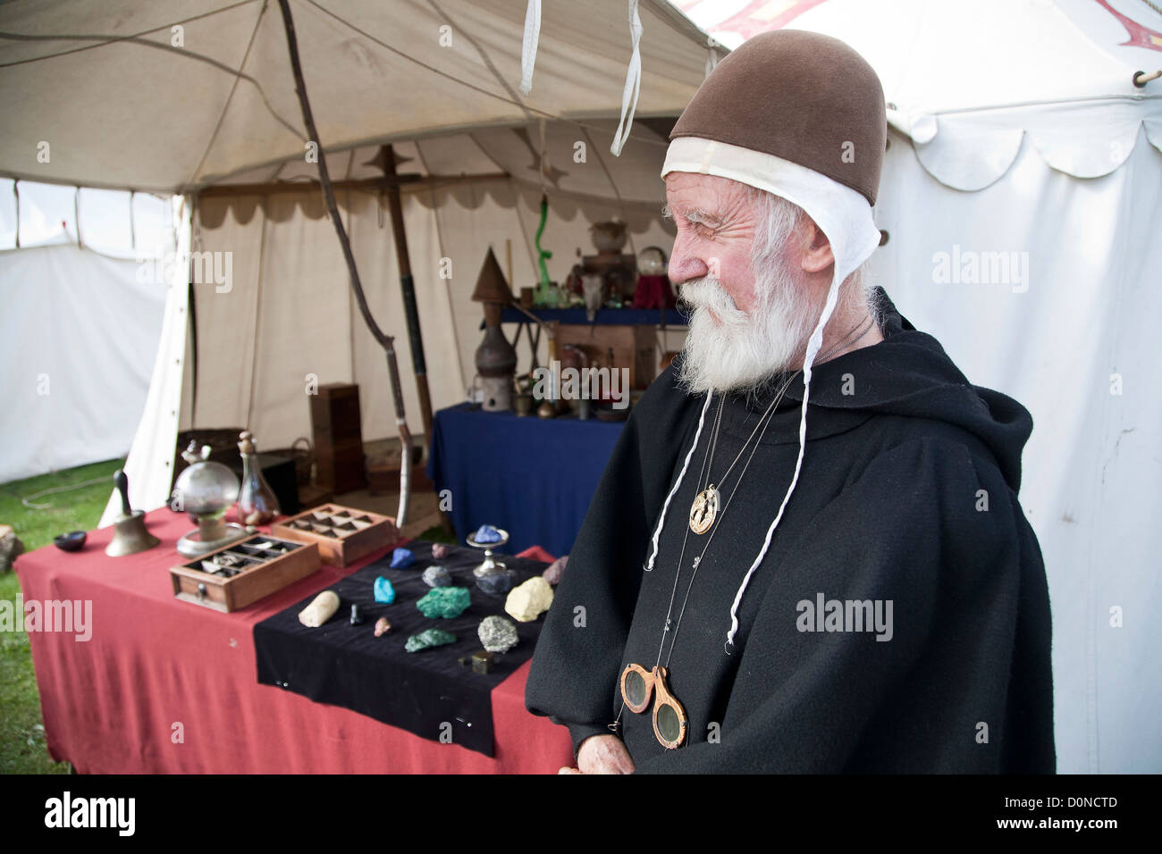 Alchemist "Arzt John Greene" präsentiert seine berühmten Tudor Experimente am mittelalterlichen fayre Stockfoto