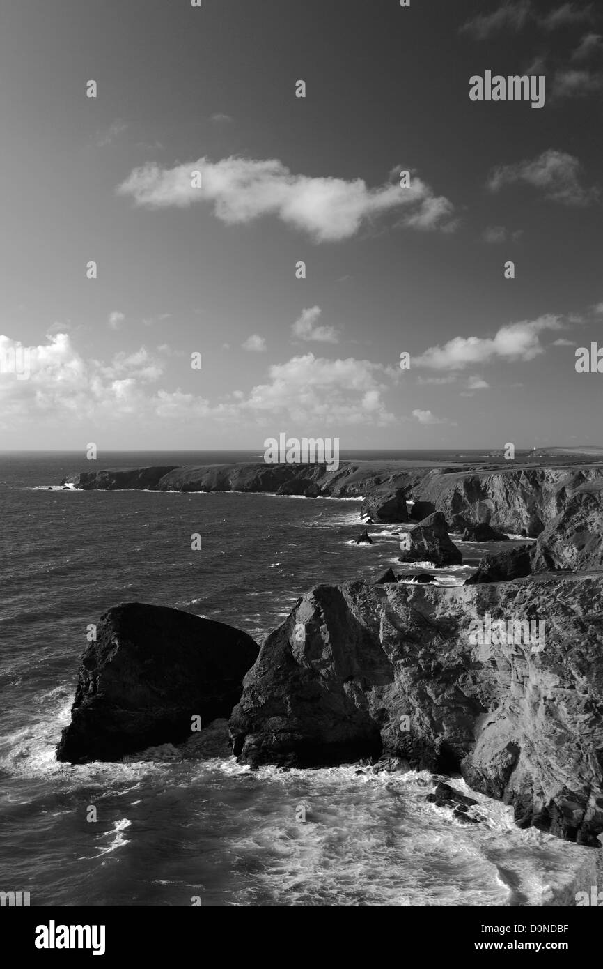 Schwarz / weiß-Panorama-Bild, Sommer am Bedruthan Steps Felsnadeln, Carnewas Insel, Cornwall County; England; UK Stockfoto