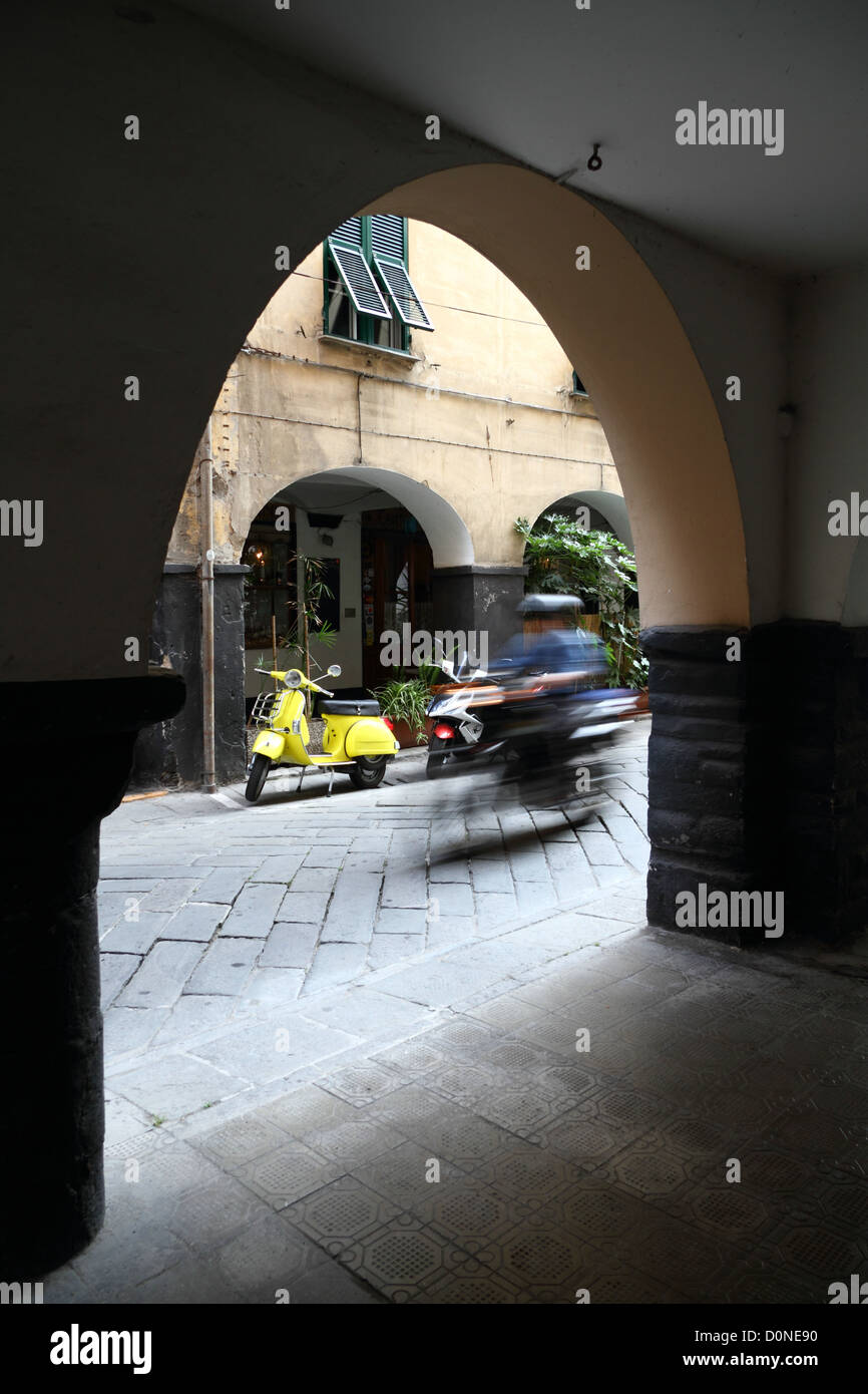Moped vorbei in Chiavari in Ligurien, Italien Stockfoto