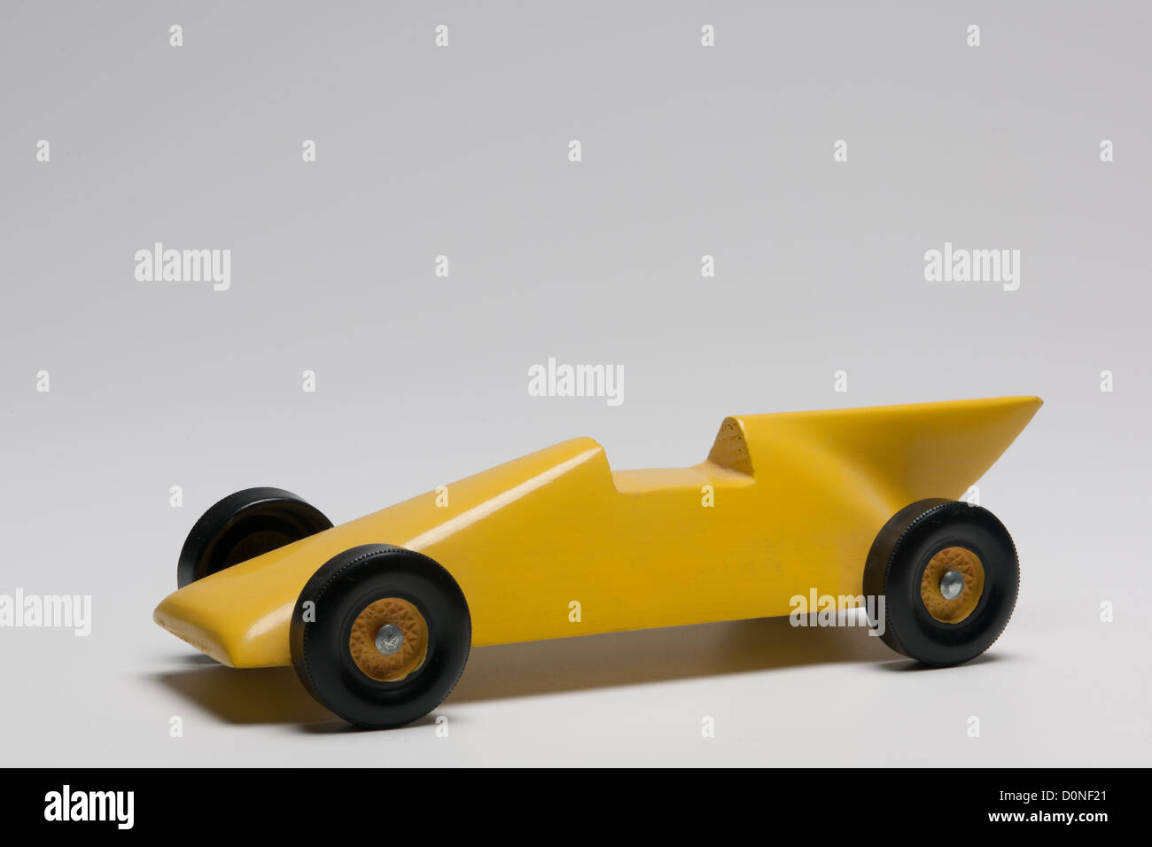 Gelbe Pinewood Derby-Rennwagen Stockfoto