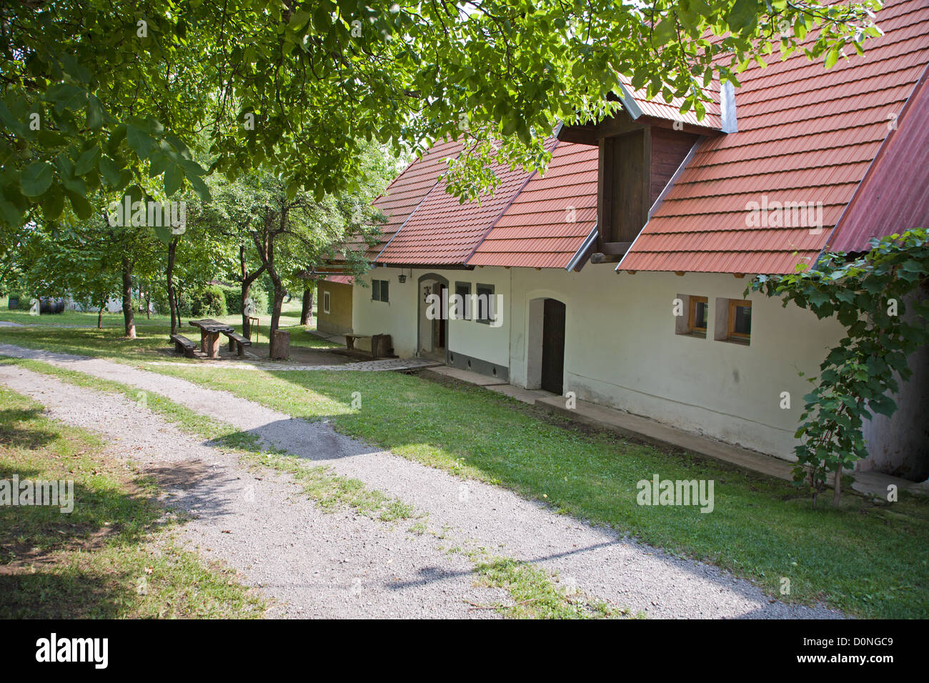 Alte Rebe-Keller aus der mittleren Slowakei - Ortschaft Stara Hora rekonstruiert Stockfoto