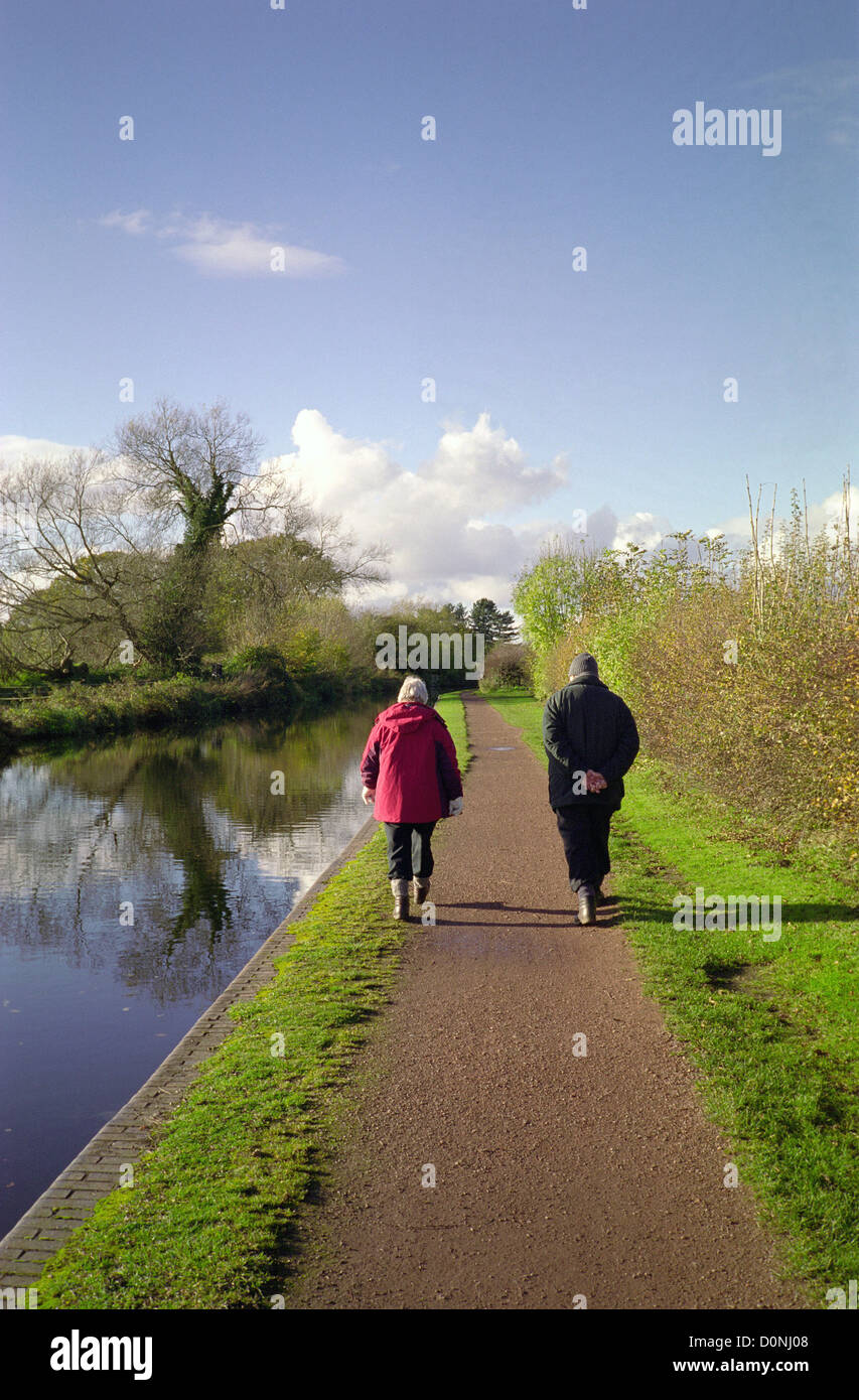 Kaukasische älteres paar zu Fuß entlang der Staffordshire & Worcestershire Canal, Nr Wombourne, Staffordshire, England, Vereinigtes Königreich Stockfoto