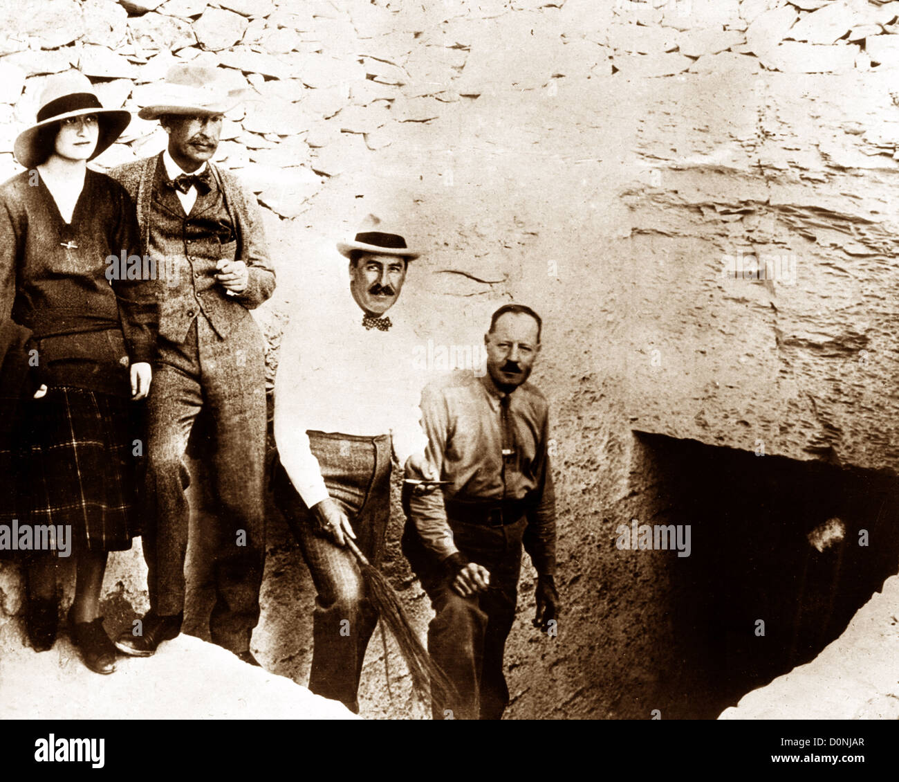 Howard Carter und Lord Carnarvon am Eingang zum Grab des Tutanchamun Stockfoto