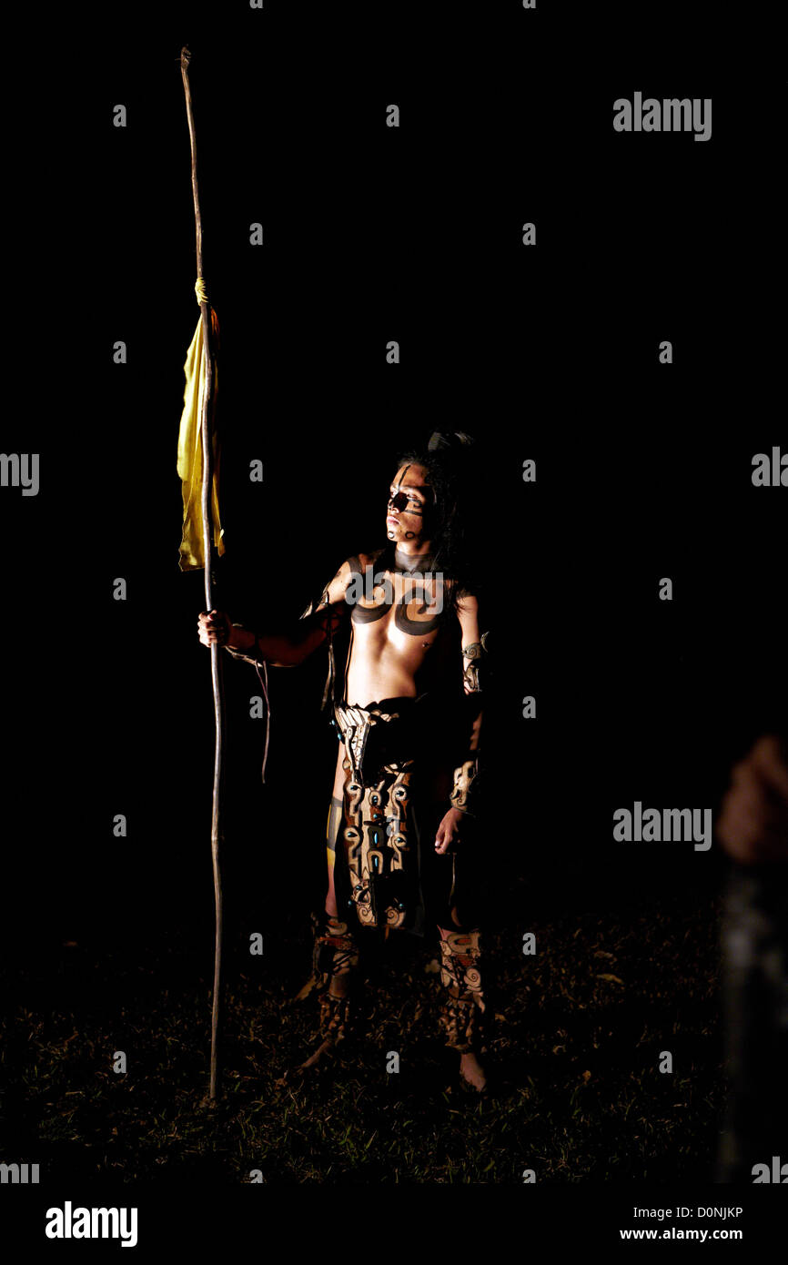 Porträt eines Maya-Krieger hält einen Speer in Xcaret Cancun, Mexiko Stockfoto