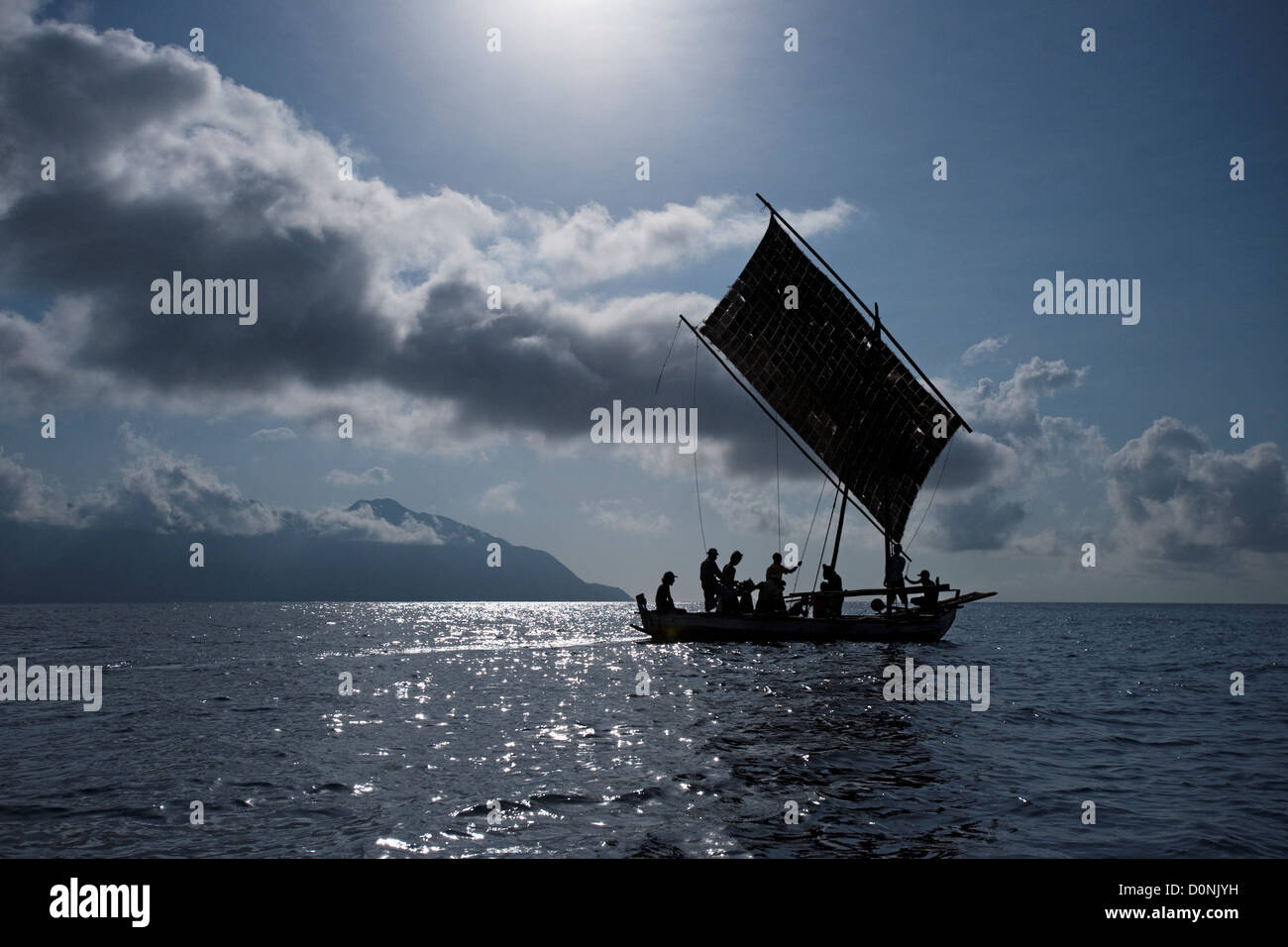 Ein traditioneller Walfang Boot unter Segel, Ostindonesien Lamalera, Lembata Island. Stockfoto
