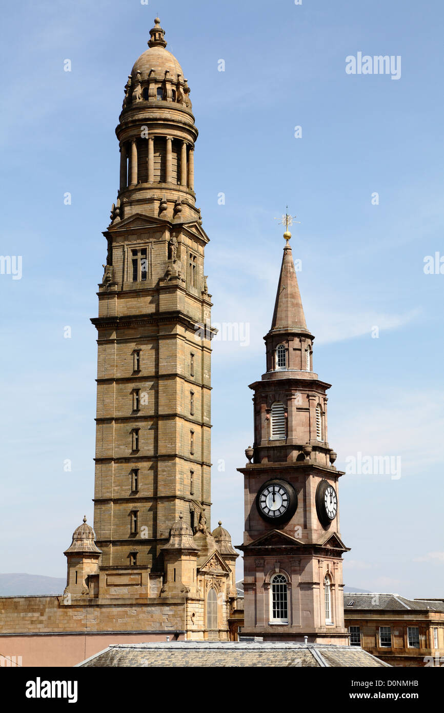 Der Victoria Tower auf der linken Seite und der Turm der Wellpark Mitte Kirk auf der rechten Seite in Greenock, Inverclyde, Scotland, UK Stockfoto