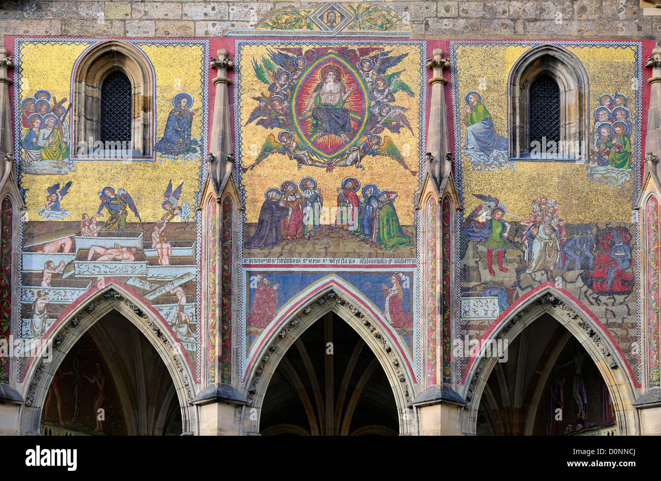 Prag, Tschechische Republik. St-Veits-Dom. Golden-Portal - Mosaik des jüngsten Gerichts, 14thC von venezianischen Künstlern, restauriert Stockfoto
