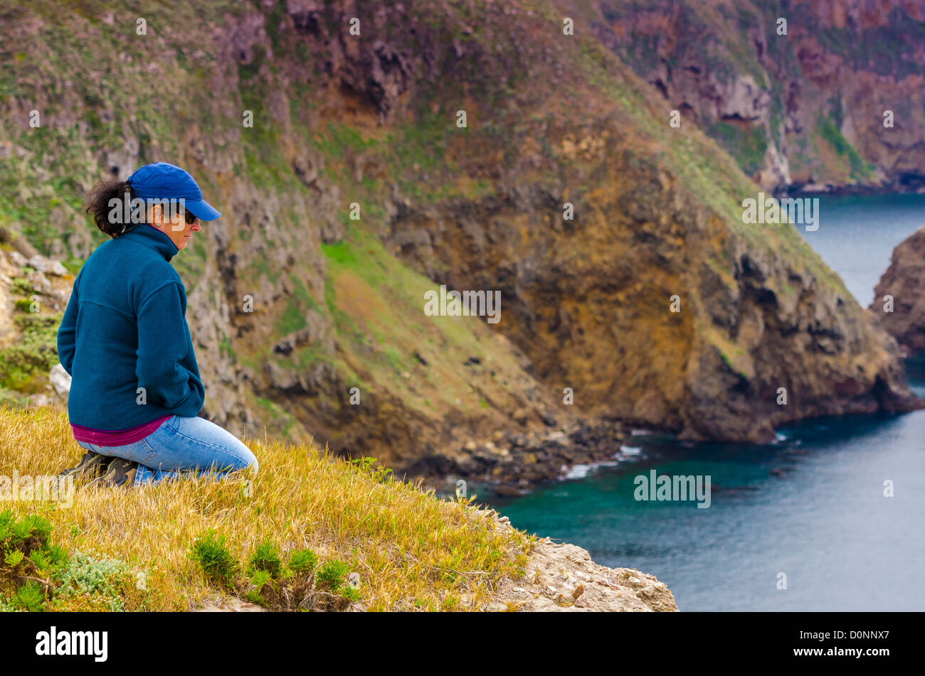 Wanderer genießen die Aussicht vom Punkt der Höhle, Insel Santa Cruz, Channel Islands Nationalpark, Kalifornien USA Stockfoto