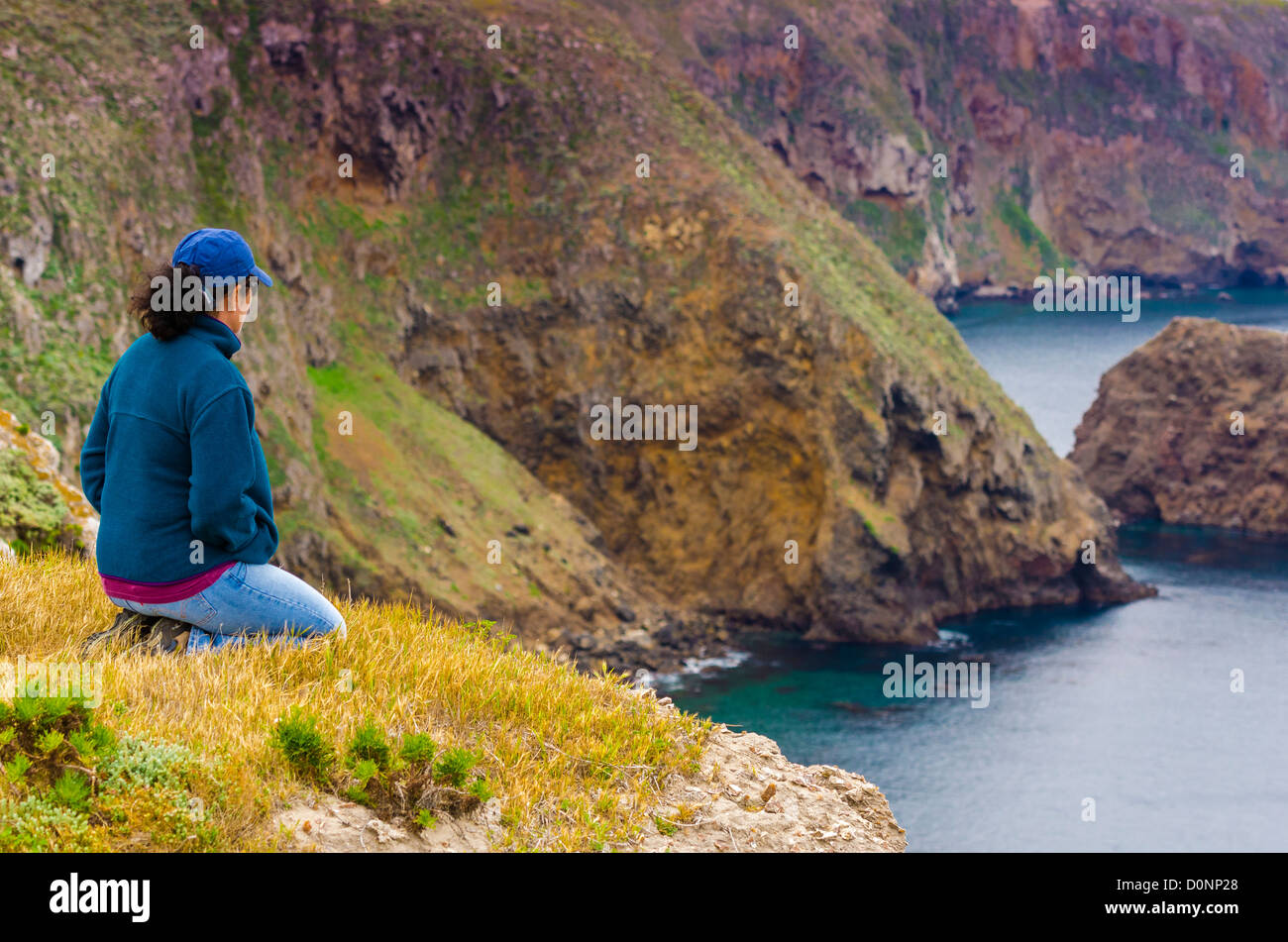 Wanderer genießen die Aussicht vom Punkt der Höhle, Insel Santa Cruz, Channel Islands Nationalpark, Kalifornien USA Stockfoto