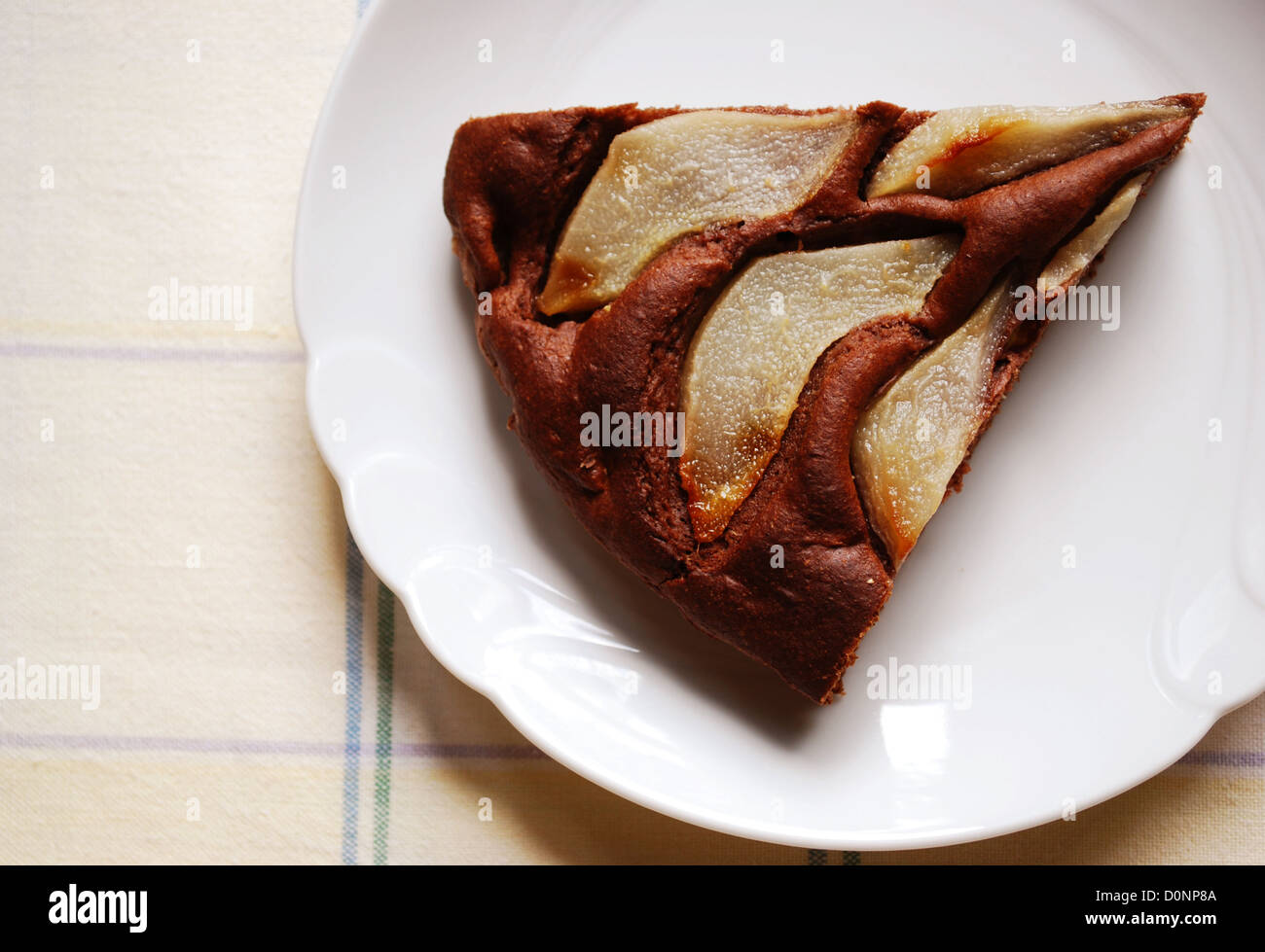 Hausgemachter Schokoladenkuchen mit in Scheiben geschnittenen Birnen auf der Oberseite Stockfoto