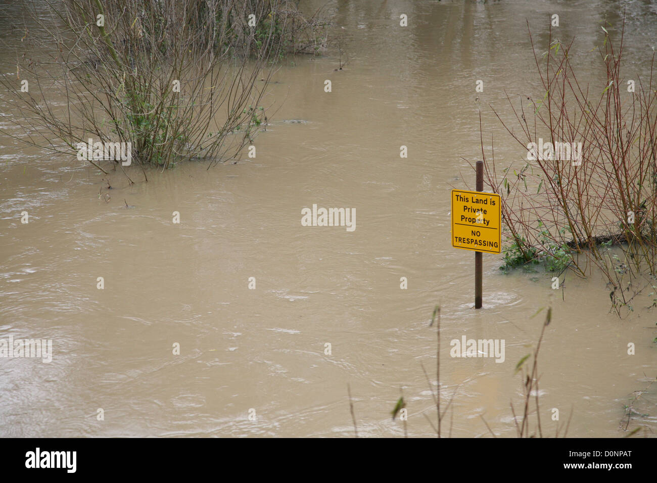 kein Eintrag Privateigentum Zeichen und Land unter Wasser Stockfoto